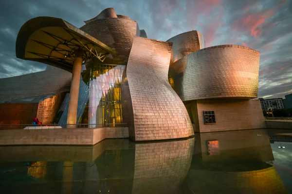 Ein Erstaunliches Guggenheim Museum Bei Malerischem Sonnenuntergang Bilbao Spanien — Stockfoto