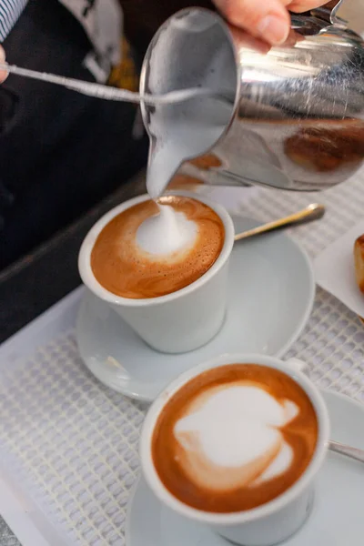 Eine Person Trinkt Einen Cappuccino Frühstückstisch — Stockfoto