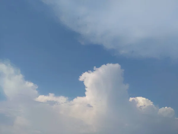 Ciel Bleu Doux Avec Des Nuages Blancs Moelleux Aux Formes — Photo