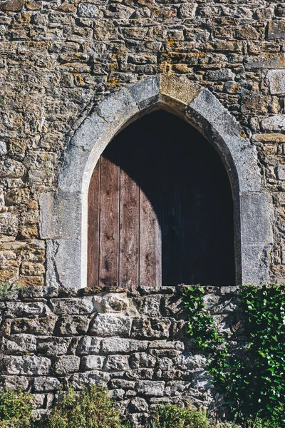 Plano Vertical Una Pared Piedra Una Fortaleza Con Una Puerta —  Fotos de Stock