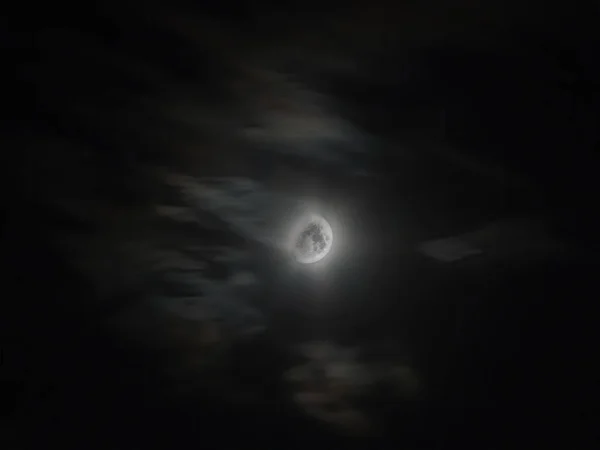 Lua Céu Noite Rodeada Por Pequenas Nuvens — Fotografia de Stock