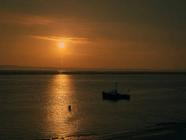 Ландшафт Лодки Море Время Красивого Золотого Заката Четным — стоковое фото