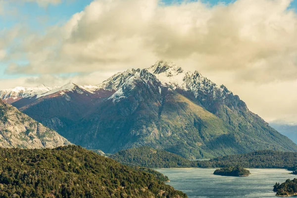 Uma Bela Vista Uma Praia Com Montanhas Bariloche Argentina — Fotografia de Stock