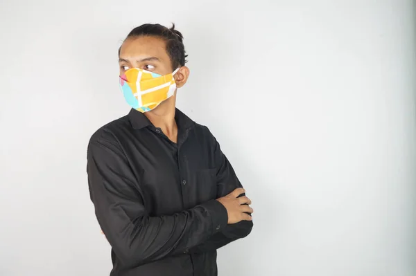 Een Jonge Indiase Man Met Een Kleurrijk Masker Een Duidelijke — Stockfoto