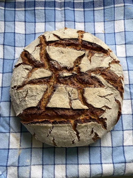 Ein Schuss Frisch Gebackenes Schwarzbrot Auf Einer Tischdecke — Stockfoto