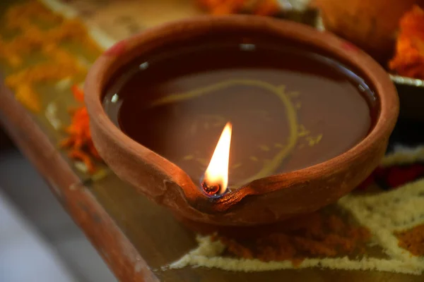 Nahaufnahme Einer Brennenden Diwali Öllampe Auf Einem Dekorierten Holztisch — Stockfoto
