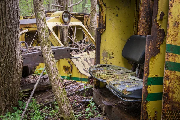 オーストリアの森の中で腐った放棄された鉱山列車 — ストック写真