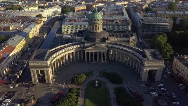 Saint Petersburg 'un merkezindeki Kazan Katedrali' nin hava görüntüleri. — Stok video