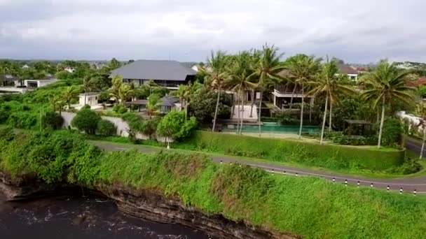Letecký záběr na malebné pobřeží s vily a svěží zelení — Stock video
