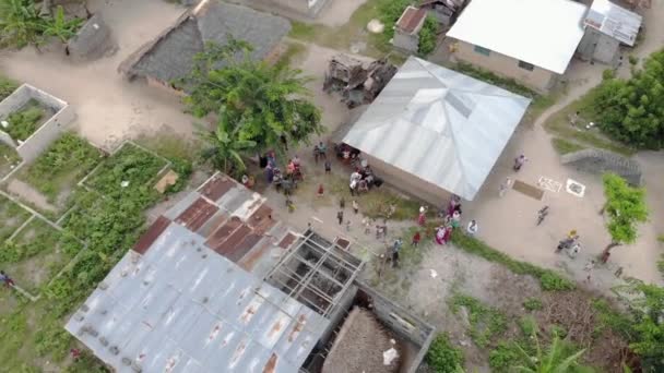 Vista aérea em pequena aldeia de montanha na ilha de tanzânia pemba — Vídeo de Stock