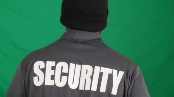 Une Vue Arrière Marche Personnel Sécurité Masculin Portant Bonnet Noir — Video