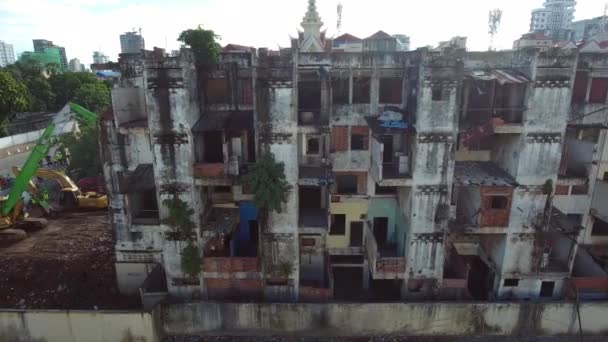 Vista aérea del departamento de bomberos arrojando agua a un edificio abandonado — Vídeos de Stock