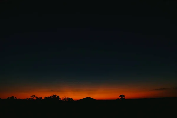 Uma Silhueta Colinas Árvores Belo Fundo Pôr Sol — Fotografia de Stock