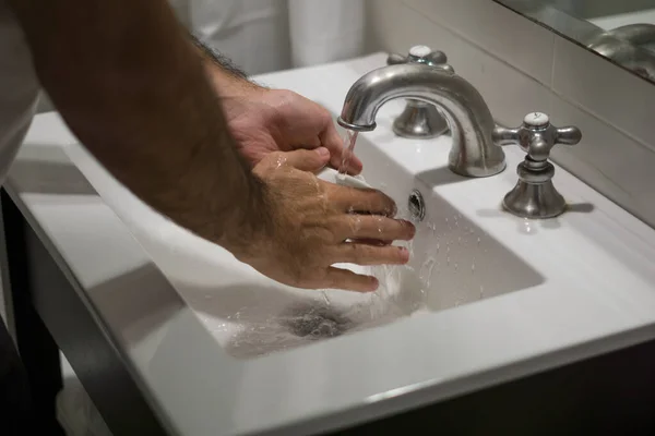 Tiro Ángulo Alto Hombre Lavándose Las Manos Fregadero — Foto de Stock