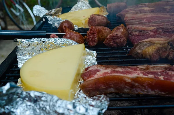 Primer Plano Queso Provolone Carne Cocinando Parrilla Una Calle — Foto de Stock