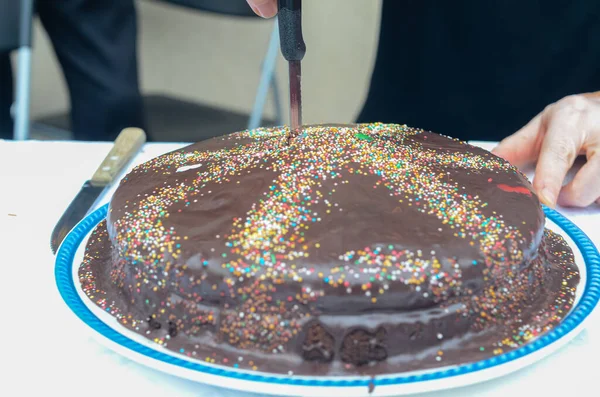 Uma Foto Close Bolo Aniversário Chocolate Decorado Com Polvilhas Coloridas — Fotografia de Stock