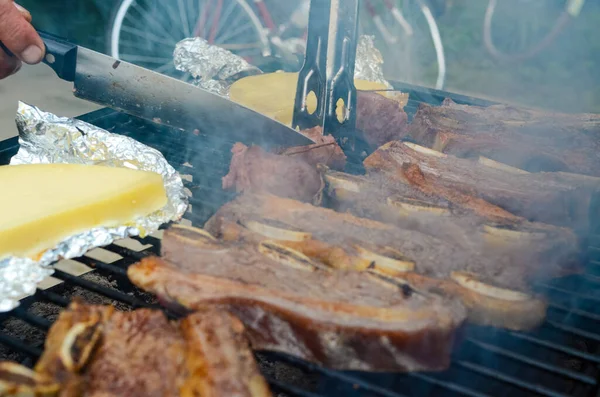 Closeup Shot Provolone Cheese Meat Cooking Grill Street — Zdjęcie stockowe