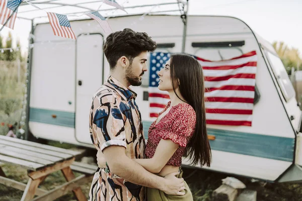 Een Prachtig Spaans Koppel Knuffelen Achtergrond Van Amerikaanse Vlag Independence — Stockfoto