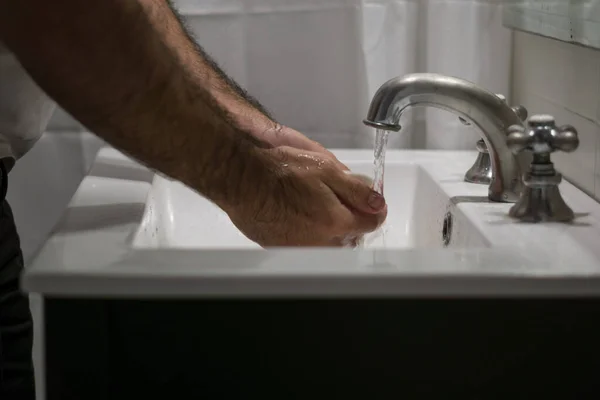 一个男人在水槽里洗手的特写镜头 — 图库照片