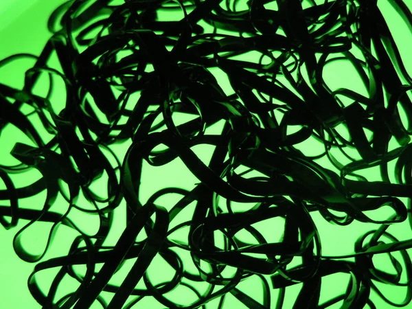 Анотація Яскраво Зеленого Фону Невеликими Чорними Гумовими Заборонами Волосся — стокове фото