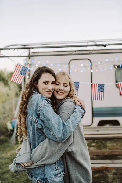 Una Hermosa Foto Dos Mujeres Españolas Abrazándose Fondo Las Banderas —  Fotos de Stock