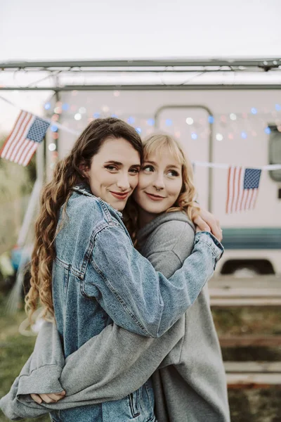 Uma Bela Foto Duas Mulheres Espanholas Abraçando Umas Outras Fundo — Fotografia de Stock