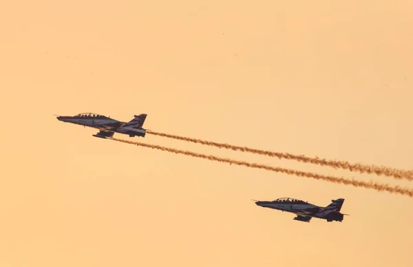 Twee Militaire Vliegtuigen Achtergrond Van Levendige Oranje Getinte Lucht — Stockfoto