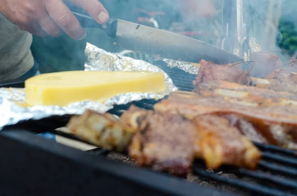 Close Asado Tradicional Argentino Carne Cozinhando Grelha Uma Rua — Fotografia de Stock