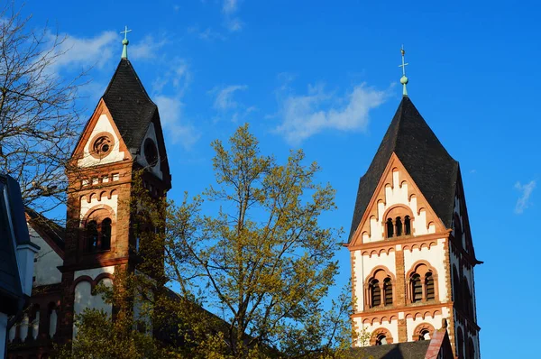 Två Torn Katolska Josephs Kyrka Frankfurt Eschersheim Kvällen Ljus Mot — Stockfoto