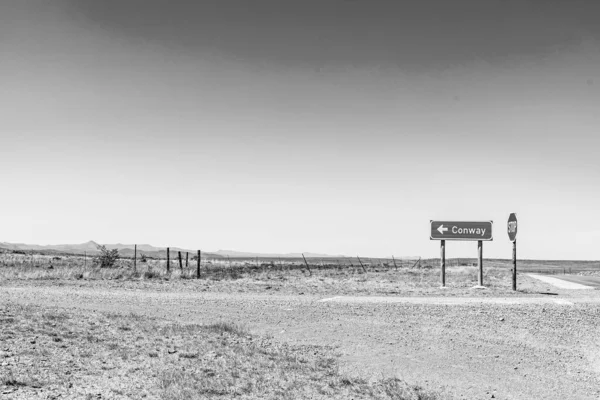 南アフリカ共和国カロー 2021年1月5日 南アフリカ共和国カロー 2019年3月17日 南アフリカ共和国ファームランド地域における空の田舎道の眺め — ストック写真