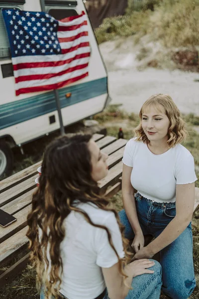 Duas Mulheres Espanholas Sentadas Lado Uma Mesa Piquenique Fundo Bandeira — Fotografia de Stock