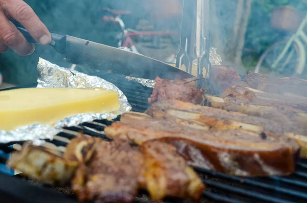 Primer Plano Queso Provolone Carne Cocinando Parrilla Una Calle —  Fotos de Stock