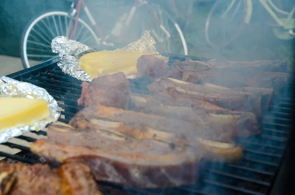 Primer Plano Queso Provolone Carne Cocinando Parrilla Una Calle — Foto de Stock