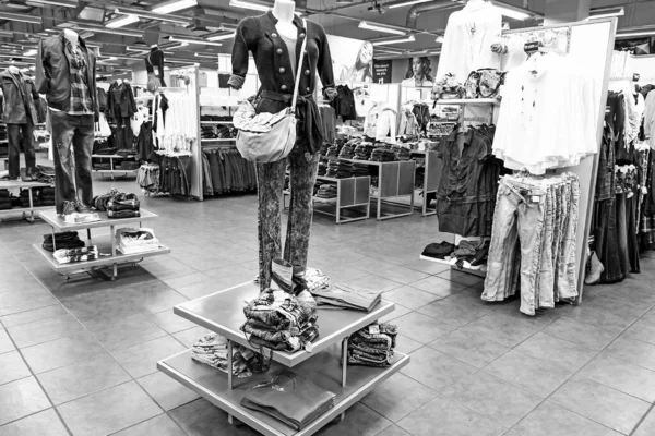 南アフリカのヨハネスブルグ 2021年1月6日 南アフリカのヨハネスブルグ 2011年7月5日 ファッション衣料品店のインテリア — ストック写真