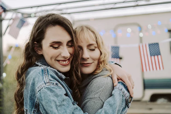 Una Bella Foto Due Donne Spagnole Che Abbracciano Sullo Sfondo — Foto Stock