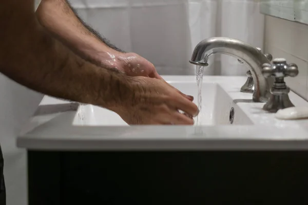 Een Close Shot Van Een Man Die Zijn Handen Wast — Stockfoto