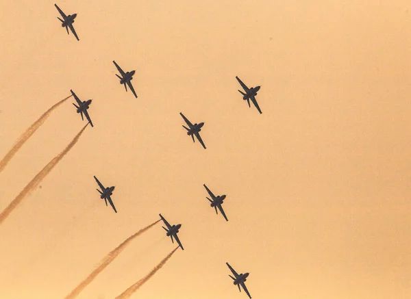 Niski Kąt Grupy Wojskowych Samolotów Lotniczych Pomarańczowym Toned Niebie — Zdjęcie stockowe