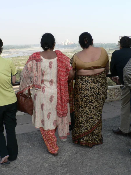 Geleneksel Ipek Bornoz Giymiş Hintli Insanların Balkondan Taj Mahal Baktığı — Stok fotoğraf