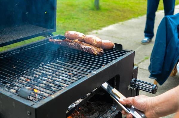 通りでグリルで伝統的なアルゼンチンのアサド ソーセージ 肉料理のクローズアップショット — ストック写真