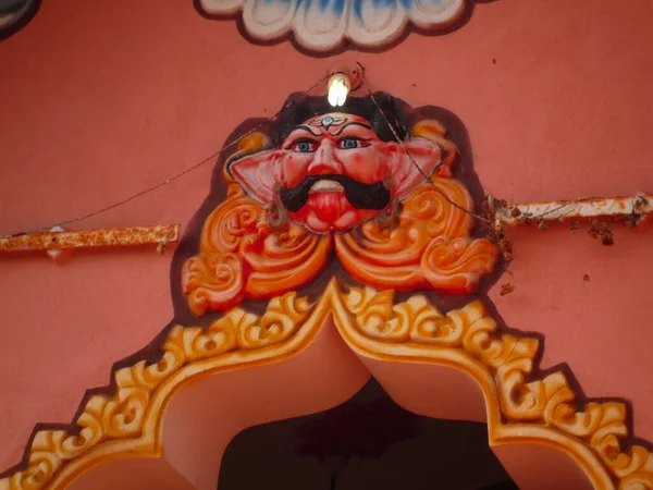 Tapınağın Girişinde Bıyıklı Pembe Kızgın Bir Hindu Tanrısının Oyması — Stok fotoğraf