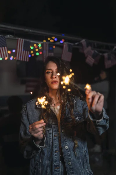 Retrato Uma Jovem Espanhola Segurando Espumantes Bengala Fundo Das Bandeiras — Fotografia de Stock