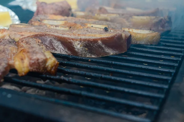 Close Asado Tradicional Argentino Carne Cozinhando Grelha Uma Rua — Fotografia de Stock