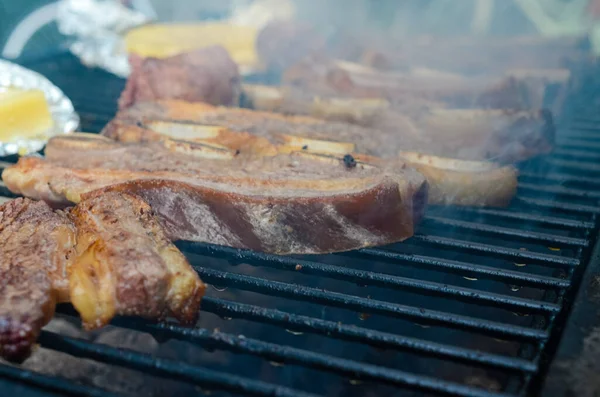 Close Asado Tradicional Argentino Carne Cozinhando Grelha Uma Rua — Fotografia de Stock