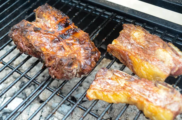 Close Asado Tradicional Argentino Carne Cozinhando Grelha Uma Rua — Fotografia de Stock