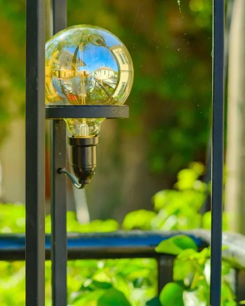Vertikální Záběr Elektrické Žárovky Kovovém Stojanu Zahradě — Stock fotografie