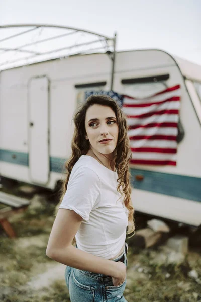 Uma Bela Mulher Espanhola Posando Fundo Bandeira Dos Eua Dia — Fotografia de Stock