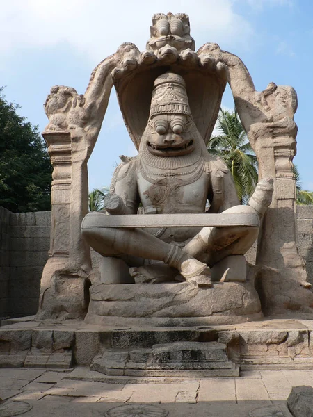 Hindistan Hampi Deki Laksmi Narasimha Tapınağı Ndaki Narasimha Heykelinin Dikey — Stok fotoğraf