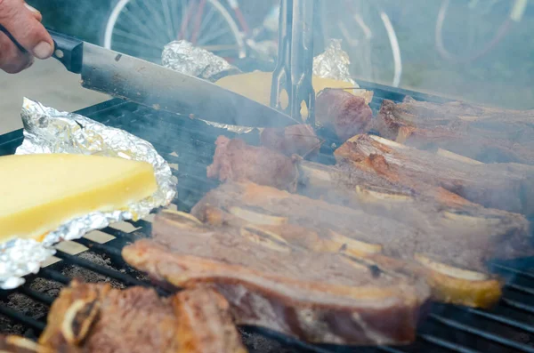 Close Queijo Provolone Carne Cozinhando Grelha Uma Rua — Fotografia de Stock