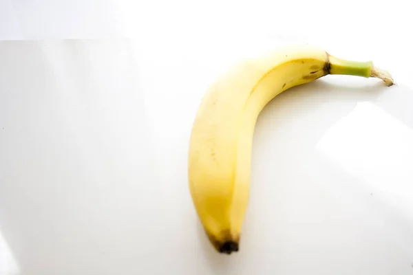 Zbliżenie Słodkiego Dojrzałego Banana Białej Powierzchni — Zdjęcie stockowe