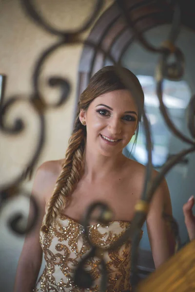 Uma Mulher Branca Atraente Com Bela Maquiagem Cabelo Vestindo Vestido — Fotografia de Stock